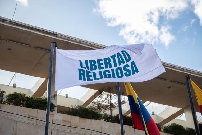 Bandera de la Libertad Religiosa izada en la Alcaldía Mayor de Bogotá