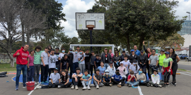 Durante la jornada se adelantaron trabajos de pintura en la cancha y en sus elementos deportivos y recreativos, junto con la recuperación de las líneas de demarcación, arcos y bancas.