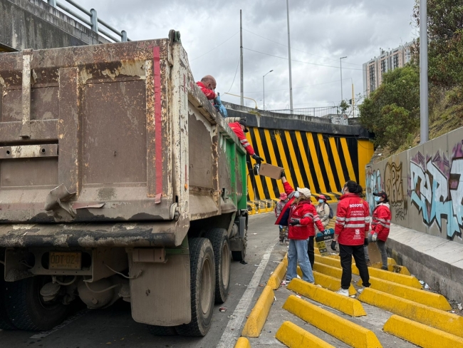Gestoras y gestores recogiendo residuos en la calle 26
