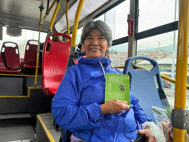 Más de 400 historias comenzaron a rodar en TransMilenio. San Cristóbal celebra el Día del Idioma llevando la lectura a cada trayecto.