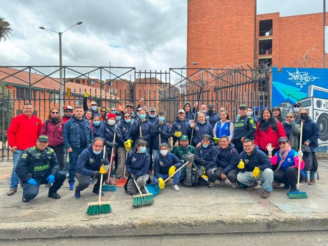 Cerca de 50 habitantes del sector y colaboradores de entidades distritales participaron en una jornada comunitaria de recuperación del espacio público.