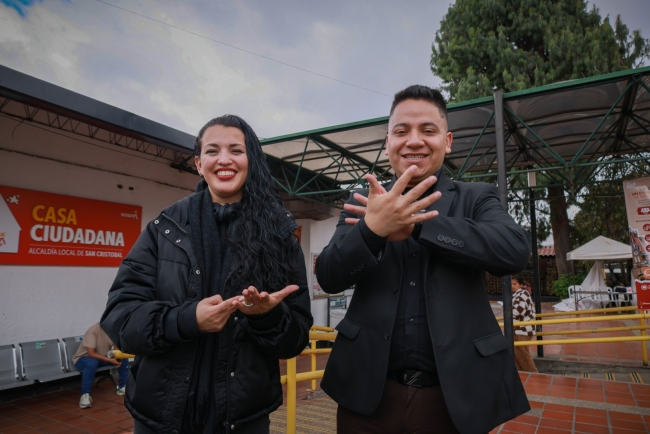 Angie Paola Silva y Cristian Buitrago, intérpretes de lengua de señas colombiana 