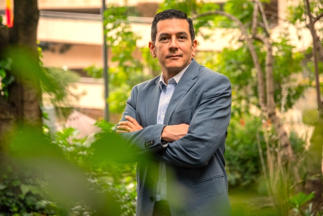 “Quien no vive para servir, no sirve para vivir”: el servicio público como forma de vida