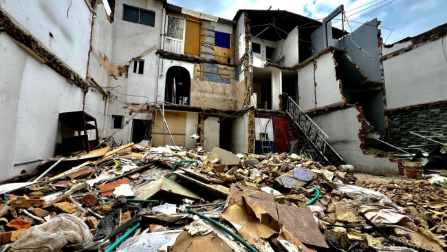 Excavadora dentro de una casa en Kennedy desata alerta