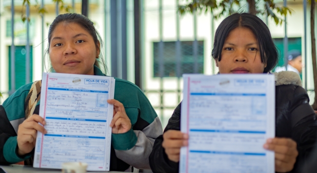 Mujeres Embera en feria de empleabilidad la Candelaria