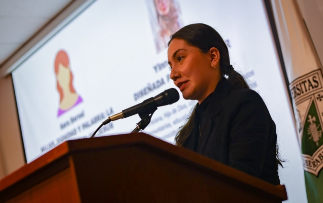 Panelista del Foro la idea de Dios y la mujer en la religión