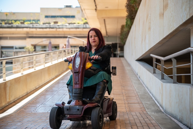 Sandra en su Scooter - Silla de Ruedas