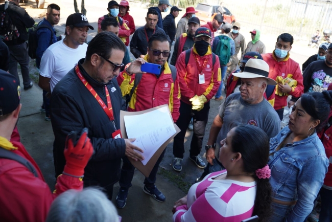 Comunidad reunida con los funcionarios locales 