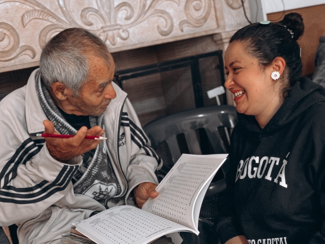 Funcionaria de la Secretaría de Gobierno acompaña a adulto mayor del Hogar San Luis Rey de Francia