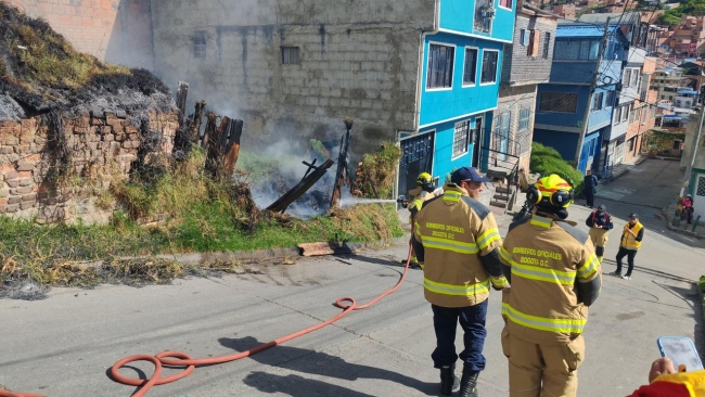Imagen bomberos atendiendo la emergencia de incendio