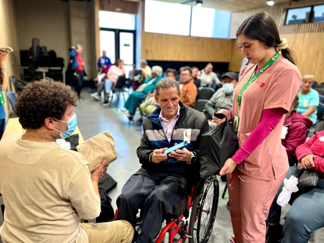 Kennedy entrega más de 600 dispositivos de asistencia para 461 personas con discapacidad 