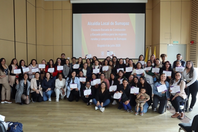 Mujeres en graduación de licencias de conducción