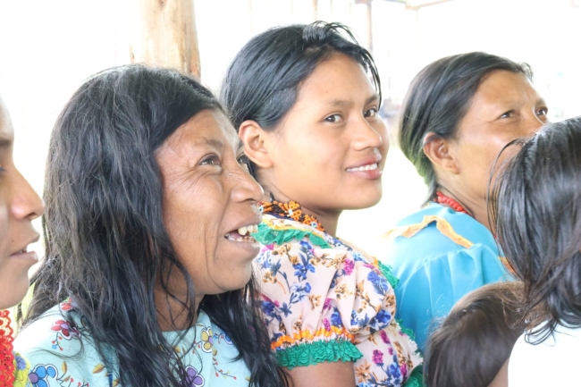 En la foto se aprecian mujeres sonriendo, pertenecientes a la comunidad Emberá.