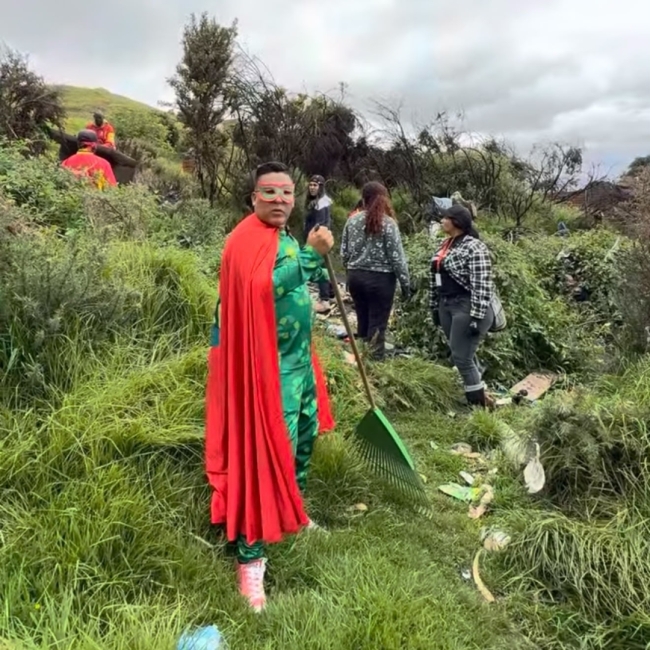 Nuestro personaje Recicleytor en terreno empuñando una herramienta de limpieza