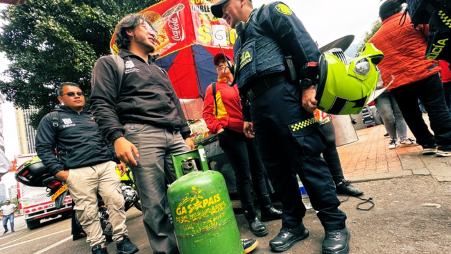 Operativo en la Carrera Séptima: incautación de cilindros de gas para preservar la seguridad ciudadana