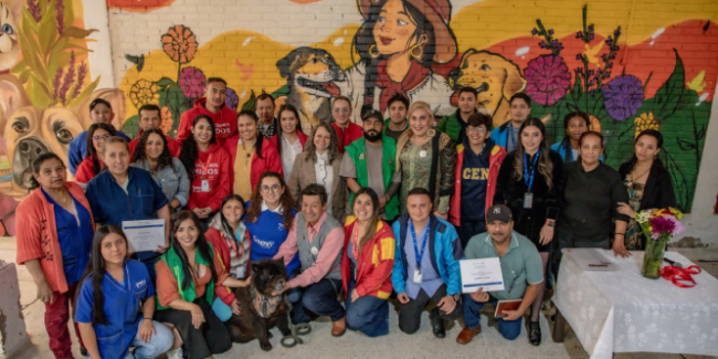 La Plaza de Mercado 12 de Octubre, en Barrios Unidos, cuenta ahora con dos murales construidos de manera participativa para promover el bienestar animal, la educación ambiental y la convivencia responsable entre familias, animales de compañía y otras especies.