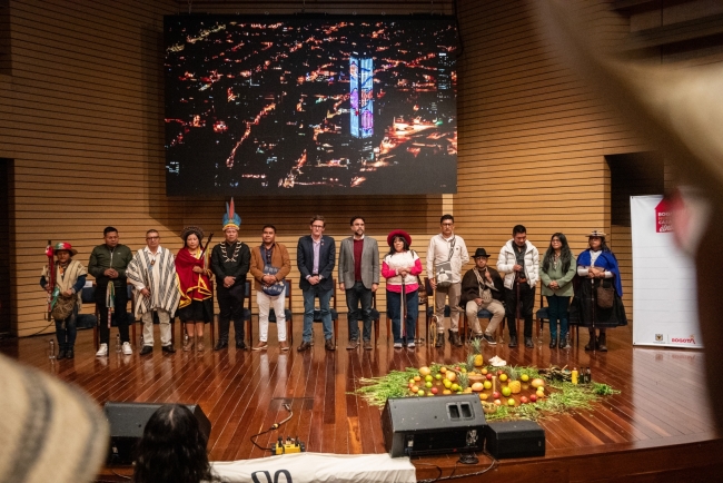 Imagen conmemorativa de la posesión de autoridades indígenas