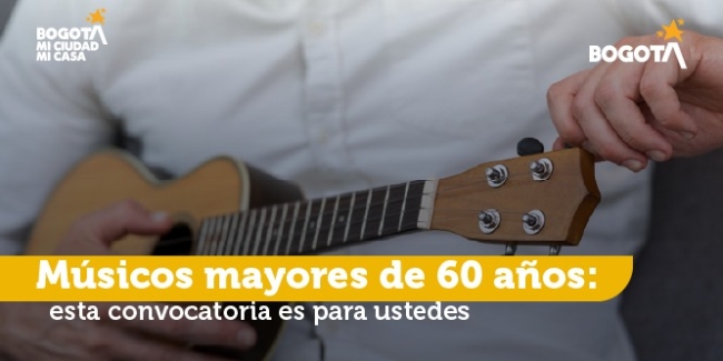 Adulto mayor tocando la guitarra