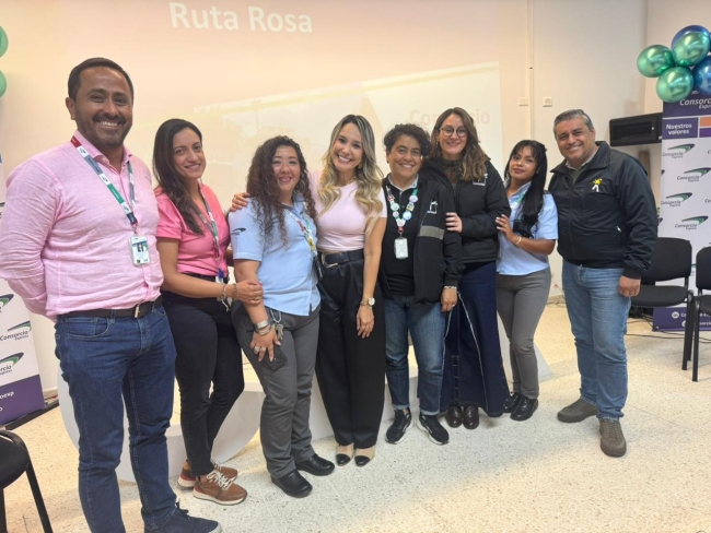 En la imagen se observa una jornada de acompañamiento a mujeres de San Cristóbal interesadas en vincularse como conductoras de TransMilenio, durante una actividad realizada en el Portal 20 de Julio.