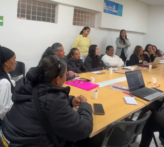 Mesa de trabajo entre la Alcaldía Local de San Cristóbal y víctimas del conflicto armado para fortalecer rutas de atención, participación y acceso a servicios institucionales.