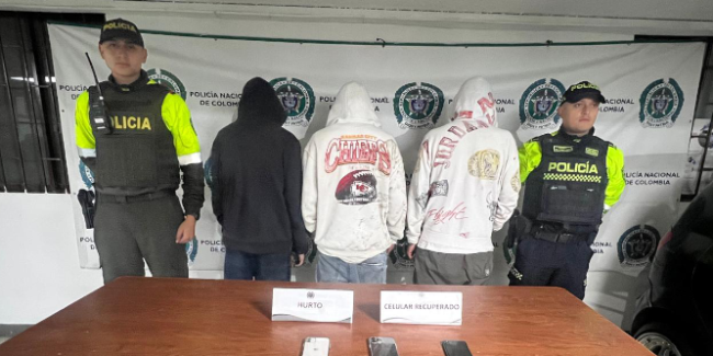 El hecho ocurrió aproximadamente a las 4:40 a.m., cuando un ciudadano que se movilizaba en un taxi alertó a los uniformados sobre un vehículo gris en el que se desplazaban tres sujetos que momentos antes le habían hurtado sus pertenencias.