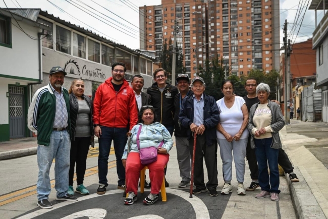 Secretario de Gobierno con personas de la comunidad