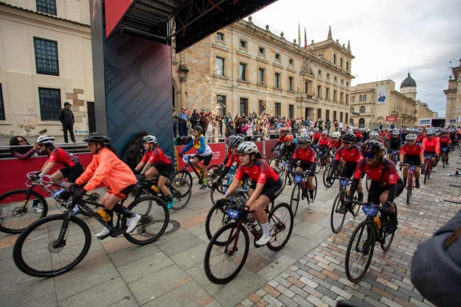 Bogotá vivió una jornada llena de energía, deporte y convivencia ciudadana con el Gran Fondo de Ciclismo, un evento que reunió a más de 5.500 ciclistas de distintas edades y niveles, reafirmando el compromiso de la ciudad con el deporte y la movilidad sostenible.