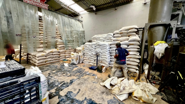 Sellan bodega de alimentos por invadir 60 m² de espacio público y afectar la movilidad
