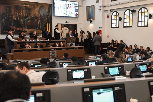 Foto de Gustavo Quintero dirigiéndose al Concejo de Bogotá
