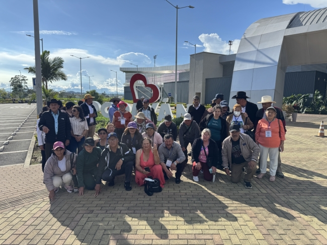adultos mayores participando en la localidad