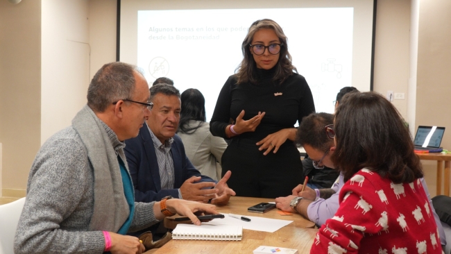 Adultos en espacio de taller charlando