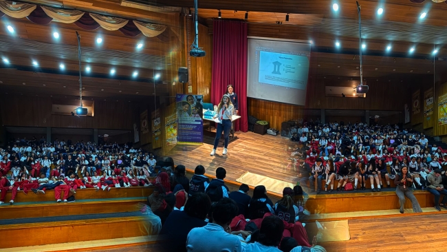 Foto donde se aprecia el público juvenil en el auditorio
