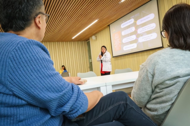 Asistentes al workshop prestando atención