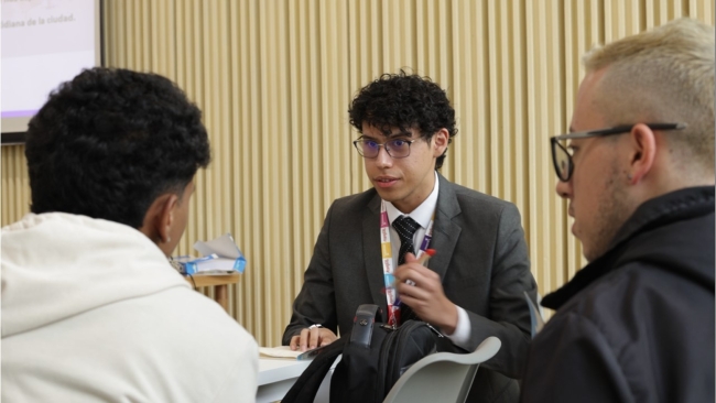 Tres jóvenes charlando en un espacio de taller