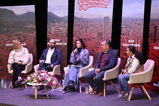 Panelistas charlando sobre el cuidado de los recursos naturales