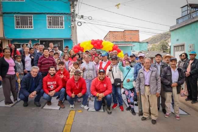 Foto de la comunidad del barrio Juan Pablo II y los funcionarios de la alcaldia local de Ciudad Bolívar