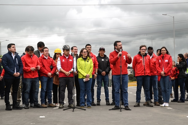 Fotografía del alcalde Carlos Fernando Galán dirigiendose a la audiencia