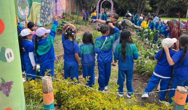 Fotografía relacionada con: Estudiantes del Colegio Bernardo Jaramillo fortalecen su aprendizaje con jornada de mantenimiento de la huerta Inspiración Cordobista