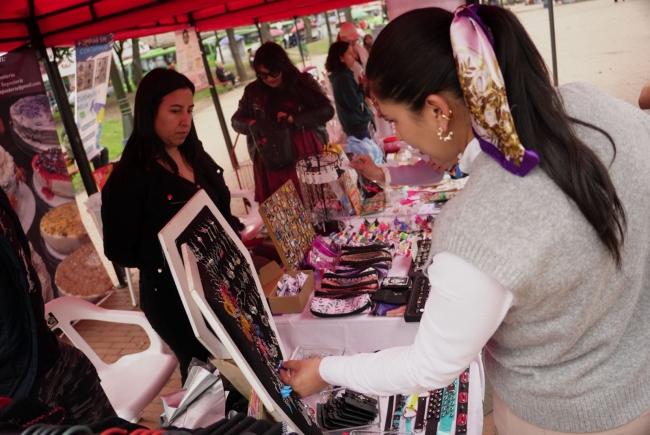 Mujer mirando articulos de la feria de emprendimiento 