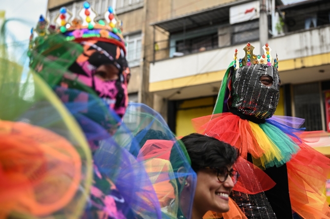 Foto de tres personas de la comunidad LGBTI