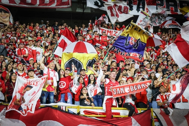 Barra de Santa Fe alentando a su equipo en el estadio el Campín de Bogotá