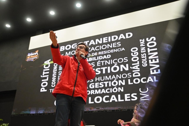 Fotografía donde aparece Gustavo Quintero, Secretario de Gobierno, dirigiendose a la audiencia