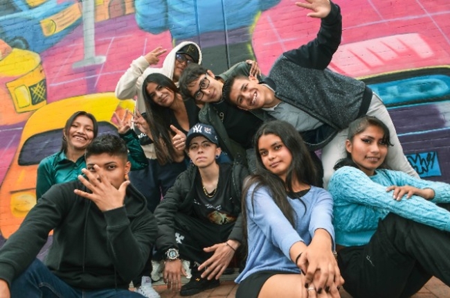 Foto de un grupo de jovenes sonrriendo