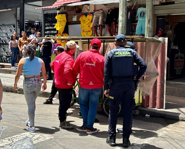 Personas de la Alcaldía Local de Los Mártires en organización de espacio público