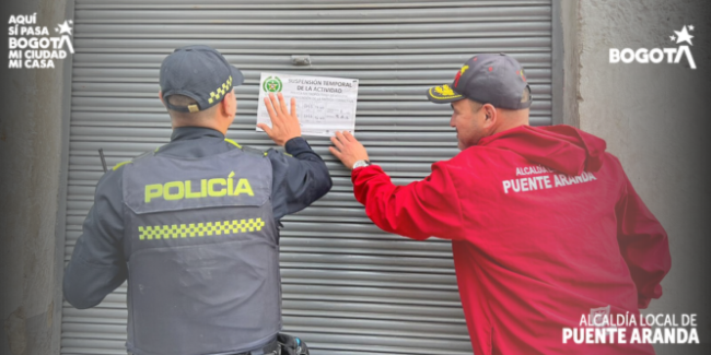 Policía y personal de la Alcaldía cerrando un establecimiento.