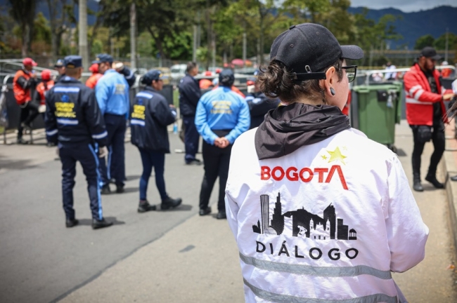 Gestora de Diálogo de chaqueta blanca en espacio de manifestación activa