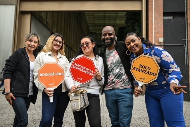Foto de un grupo de jovenes sonriendo