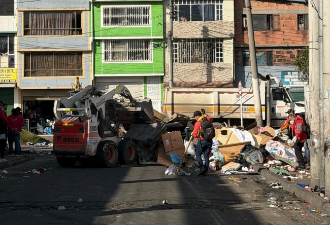 Gestores recuperando espacio público en el sector del Voto Nacional