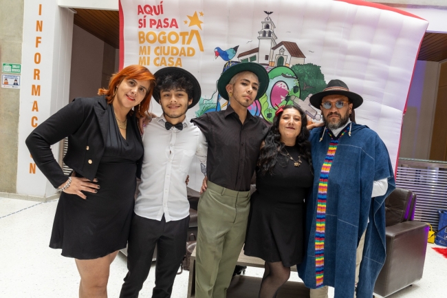 Foto de un grupo de jovenes sonriendo