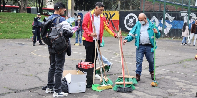 Funcionarios en limpieza y recuperación del parque del colegio Domingo Faustino Sarmiento